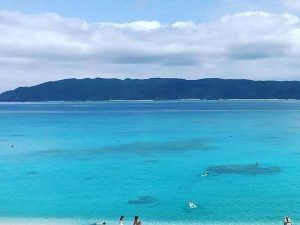 透き通った海